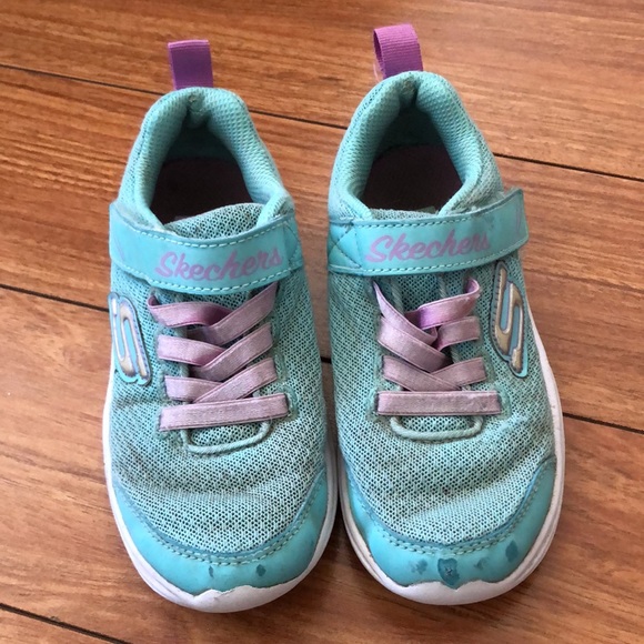 Girl’s size 12 Sketcher runners - Picture 2 of 8